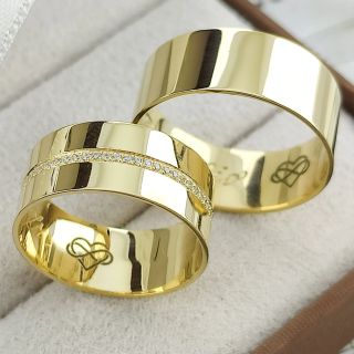 Aliança de Casamento Larga Omã Ouro 18K 8mm retas c/ Zircônias