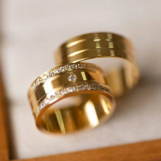 Aliança de Casamento Larga Portugal Ouro 18K 7mm retas c/ Zircônias