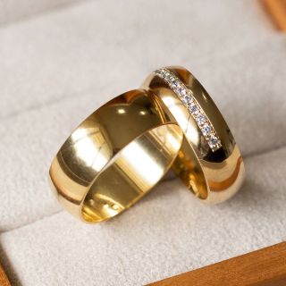 Aliança de Casamento Larga Reino Unido Ouro 18K 7mm Abaulada Arredondada c/ Zircônias