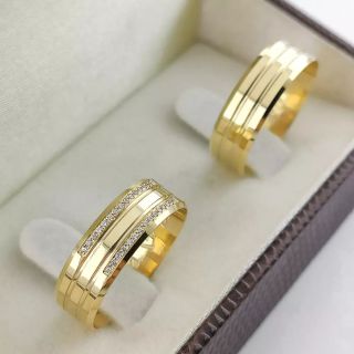 Aliança de Casamento Tradicional Chipre Ouro 18K 6mm retas c/ Zircônias