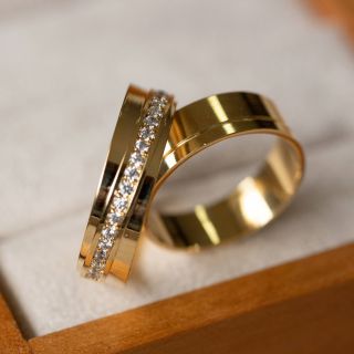 Aliança de Casamento Tradicional Quénia Ouro 18K 6mm retas Semi Anatômica c/ Zircônias